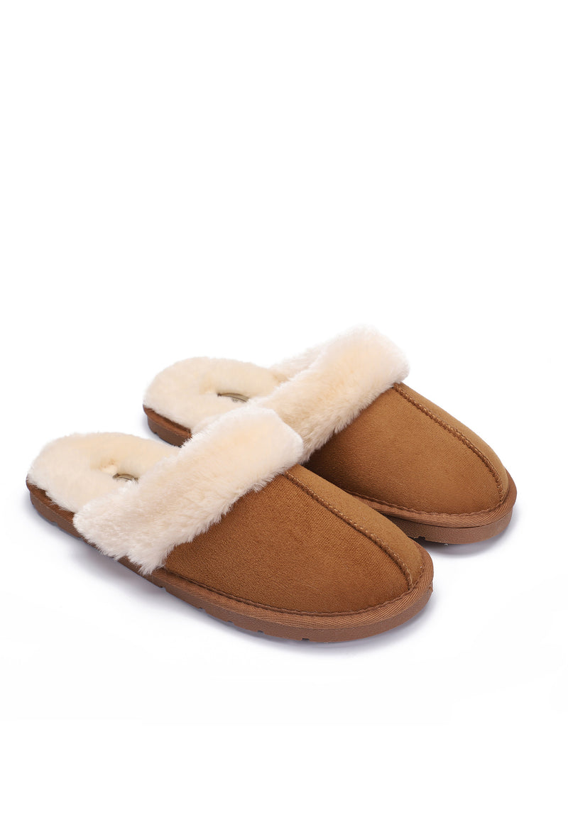 Paire de chaussons fourrés Sleepers Emilija camel de trois-quarts, cols crème roulés