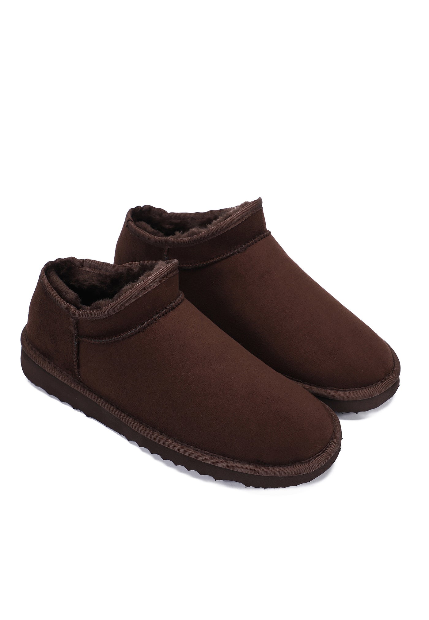 Deux bottines fourrées Francis marron vues de trois-quarts, col bas et doublure sombre