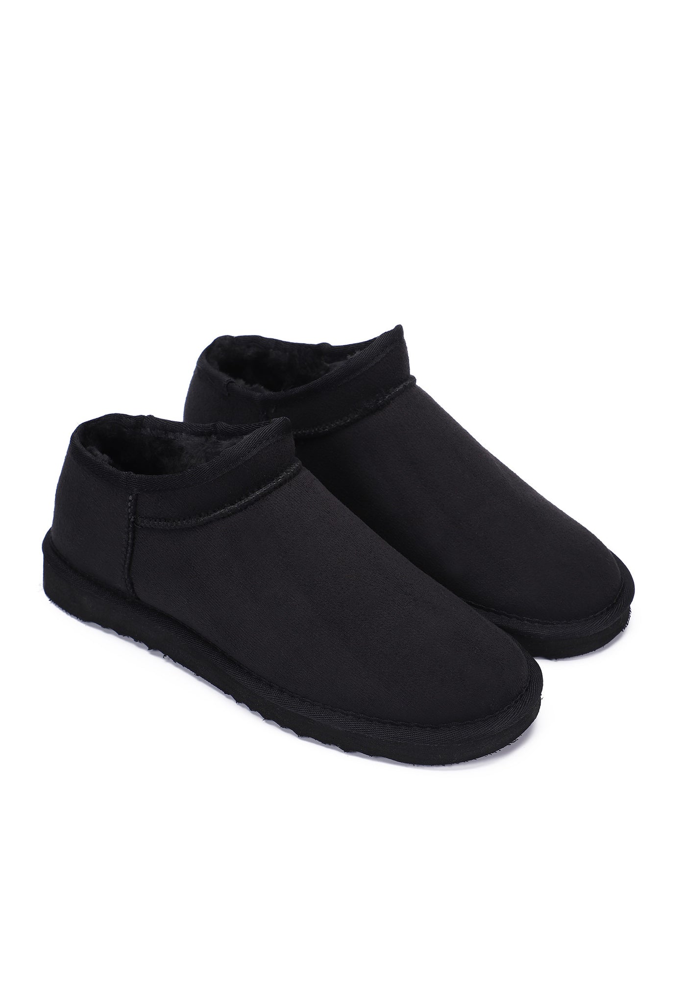Les bottines fourrées Francis noires en paire, vue de trois-quarts sur fond clair