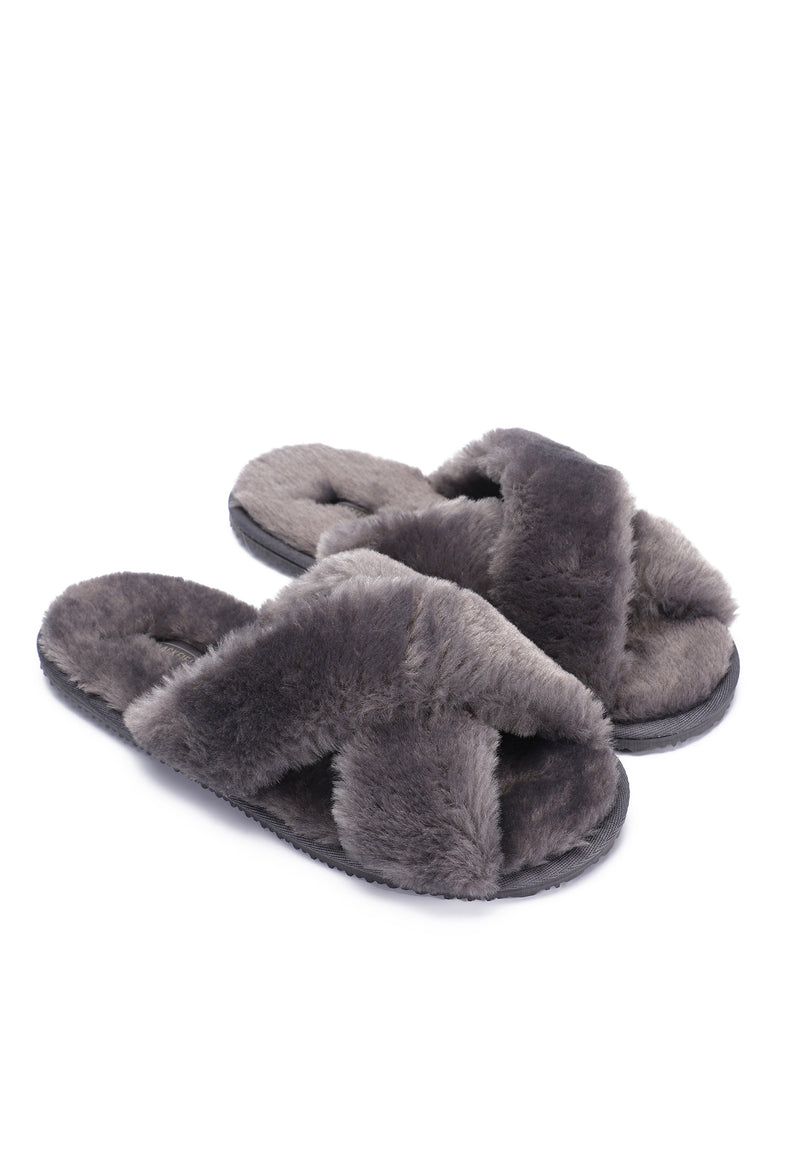Paire de chaussons fourrés Fanny gris foncé de trois-quarts, brides croisées