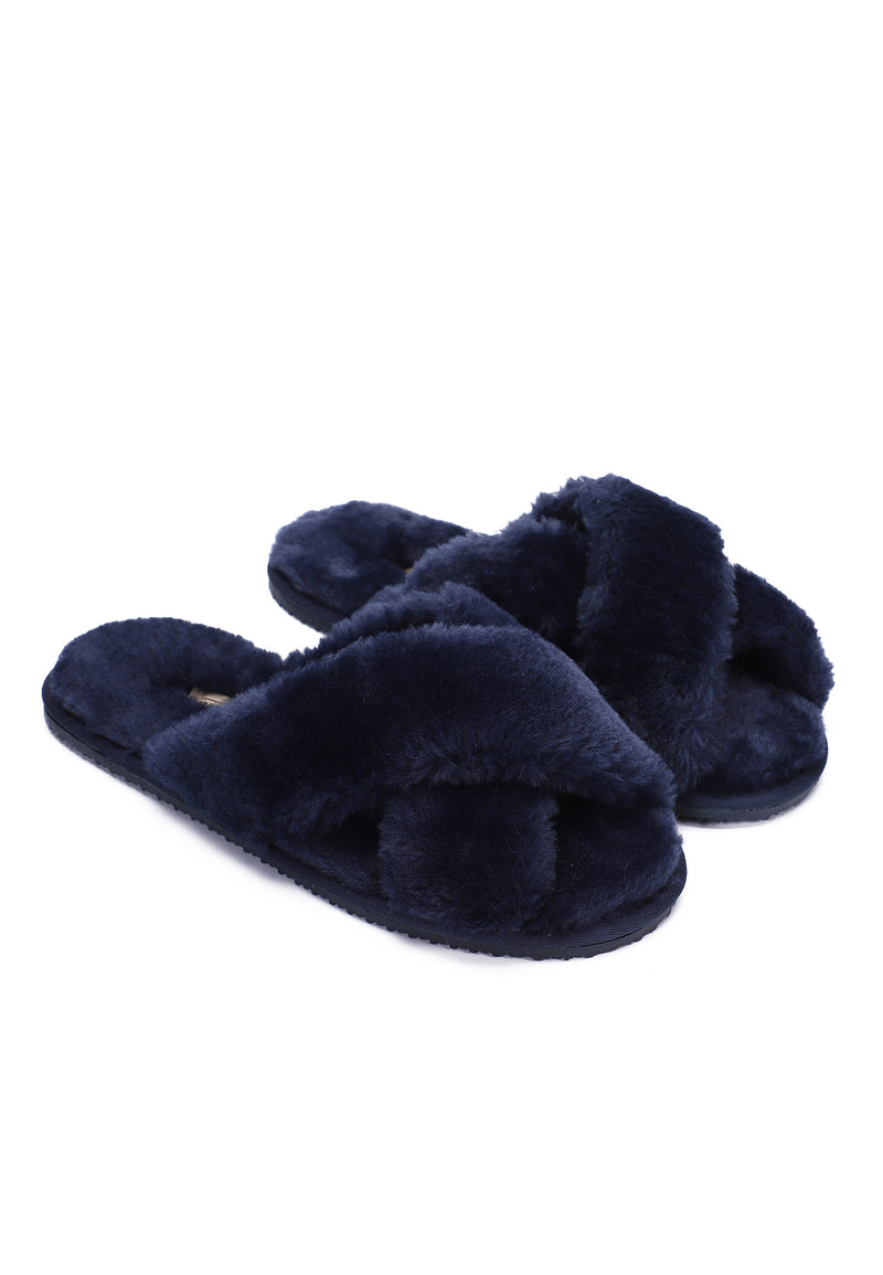Paire de chaussons fourrés Fanny marine de trois-quarts, brides croisées bleu nuit