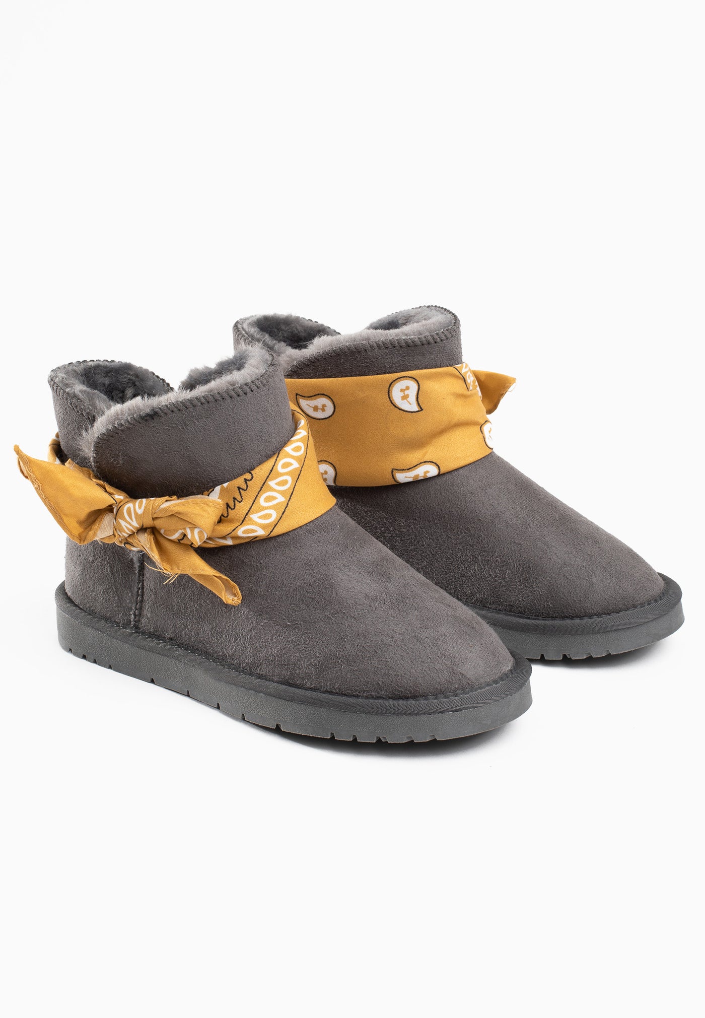 Paire de bottines fourrées Wladimir gris foncé de trois-quarts, foulards moutarde noués