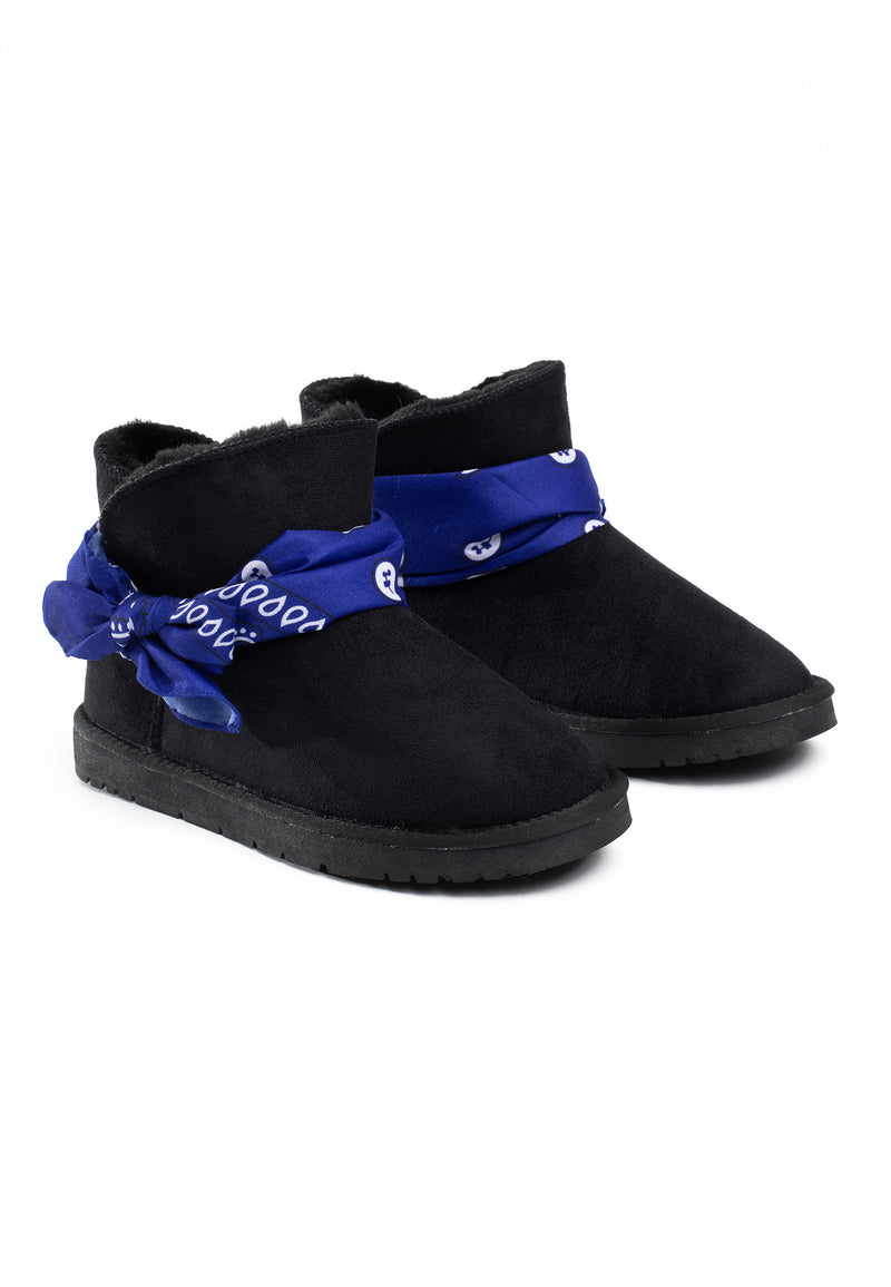 Paire de bottines fourrées Wladimir noir et bleu de trois-quarts, foulards bleu roi