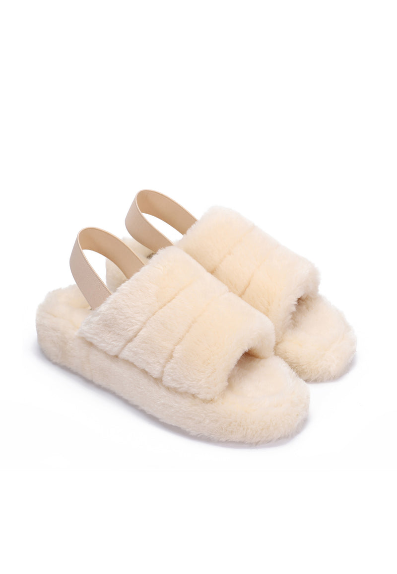 Paire de chaussons fourrés Polly naturel de trois-quarts, brides élastiques beiges
