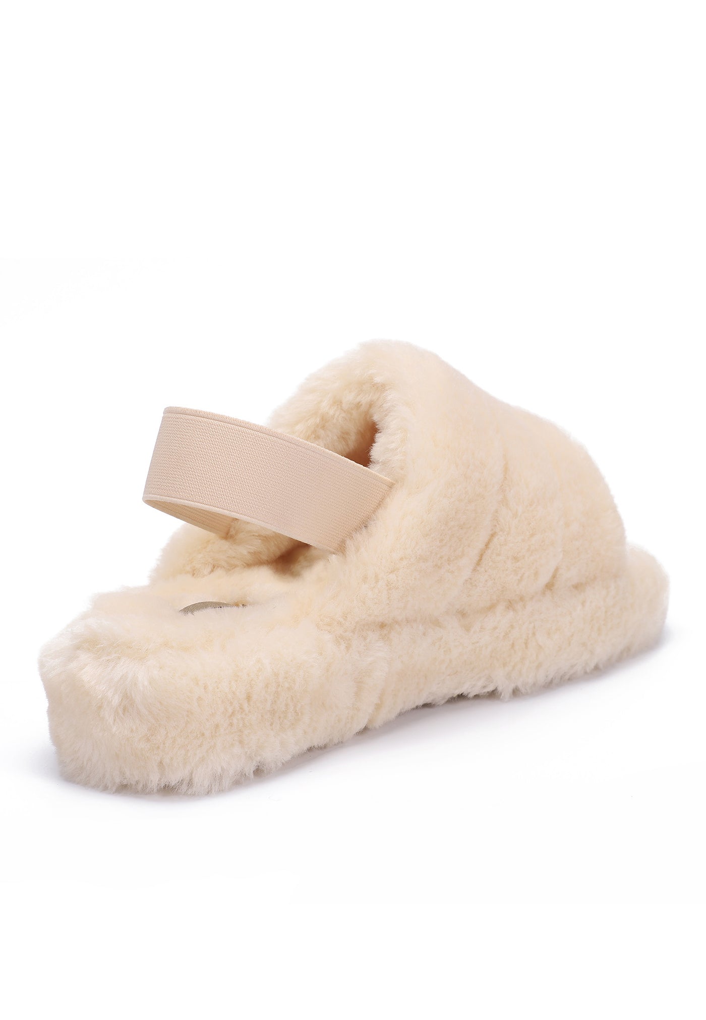 Chausson fourré Polly naturel de trois-quarts arrière, élastique beige tendu au talon