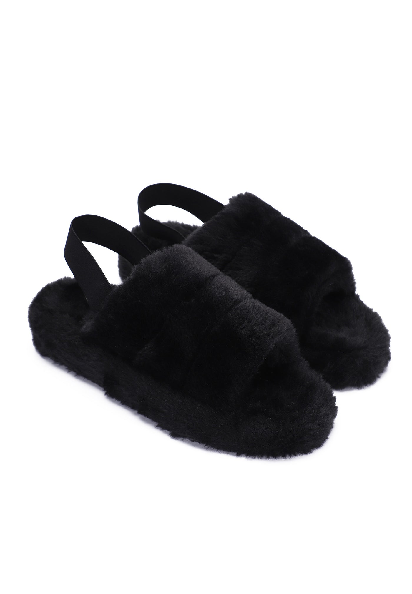 Paire de chaussons fourrés Polly noir de trois-quarts, brides élastiques noires