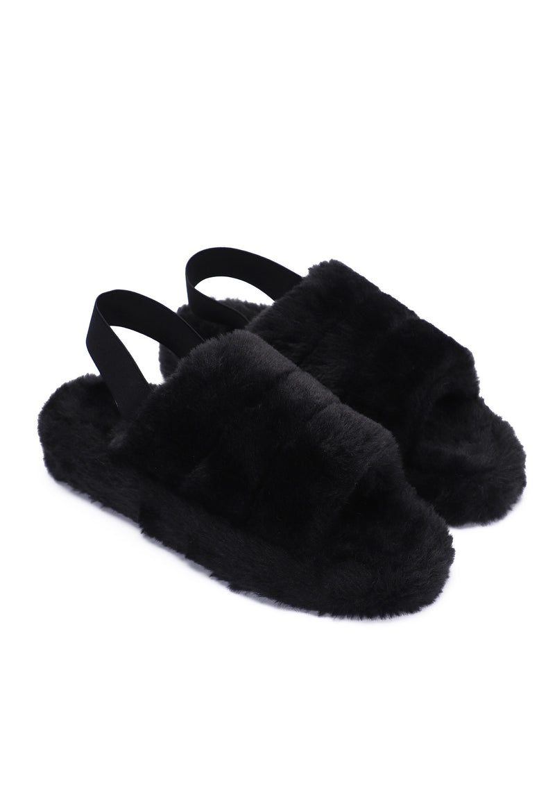 Paire de chaussons fourrés Polly noir de trois-quarts, brides élastiques noires