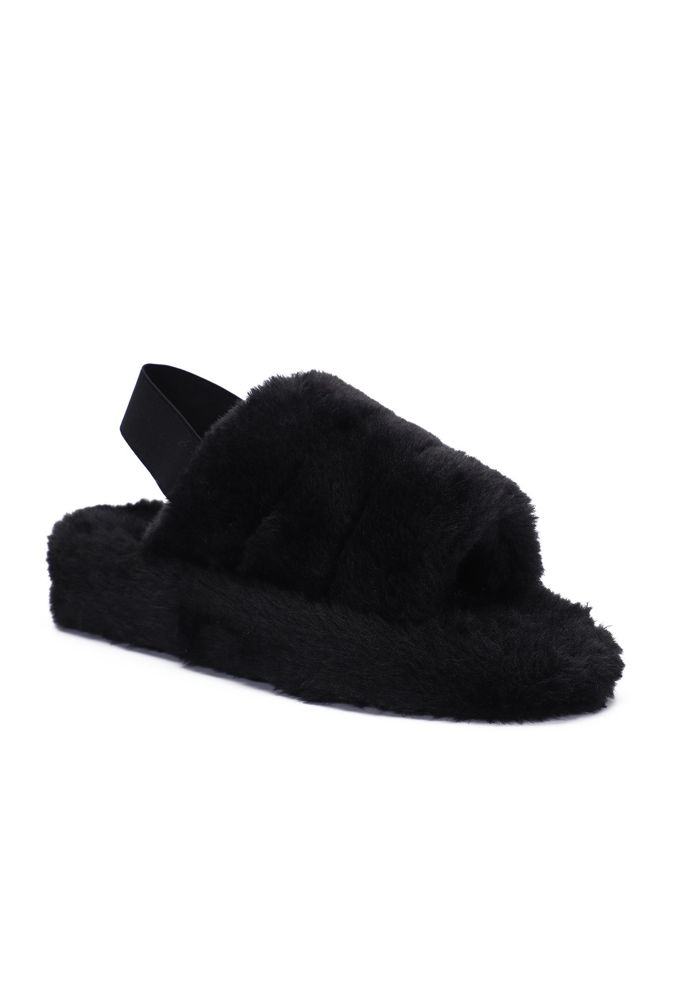 Chausson fourré Polly noir de trois-quarts avant, bout ouvert et semelle gainée