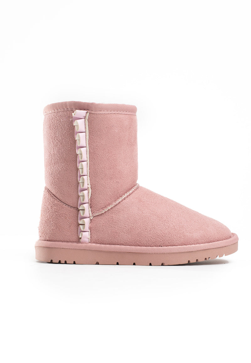 Bottine fourrée Rudia rose de profil, galon plissé rose pâle sur toute la hauteur