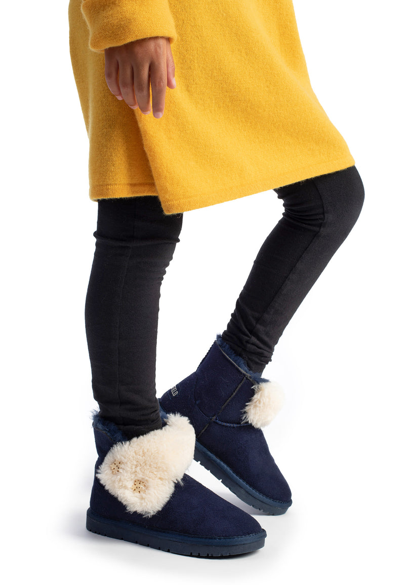 Bottines fourrées Jensen marine portées par une enfant en tunique jaune et legging noir