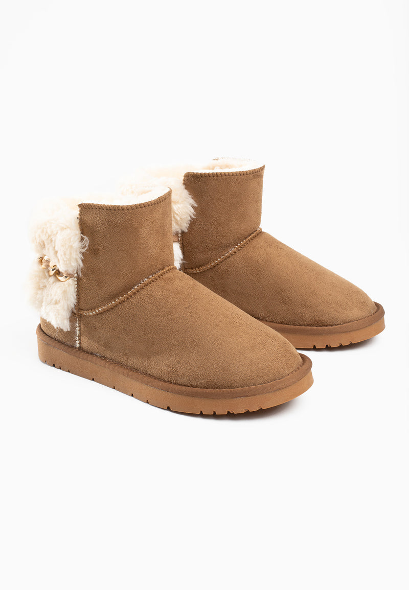 Paire de bottines fourrées Calix camel de trois-quarts, chaîne dorée sur le revers