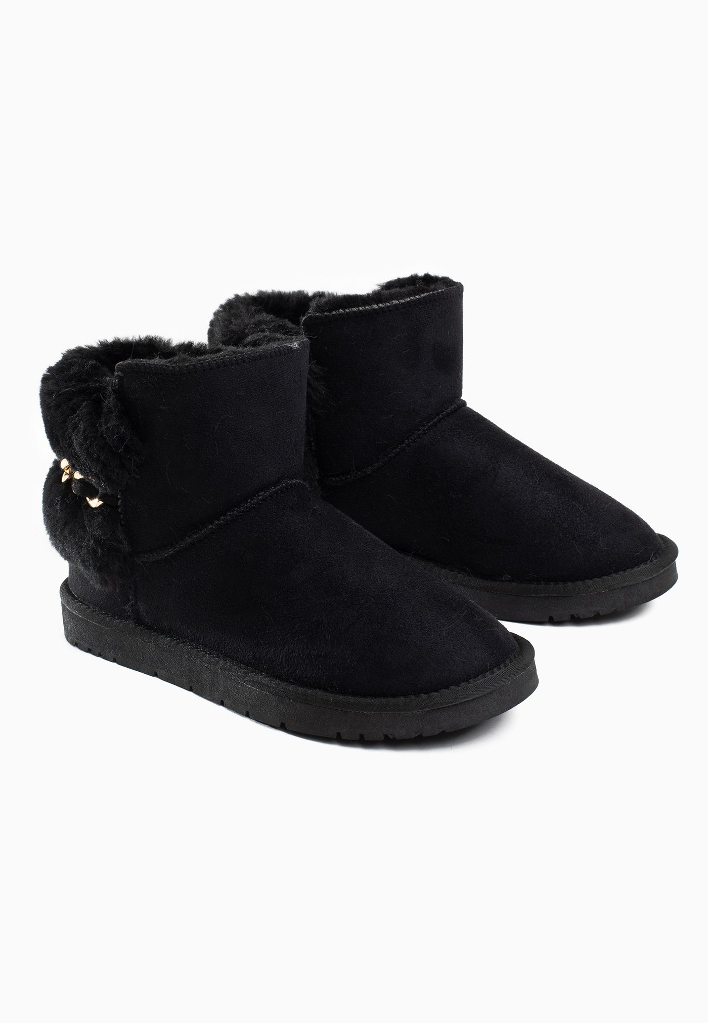 Bottines fourrées Calix noires en paire, vues de trois-quarts, chaîne dorée au col