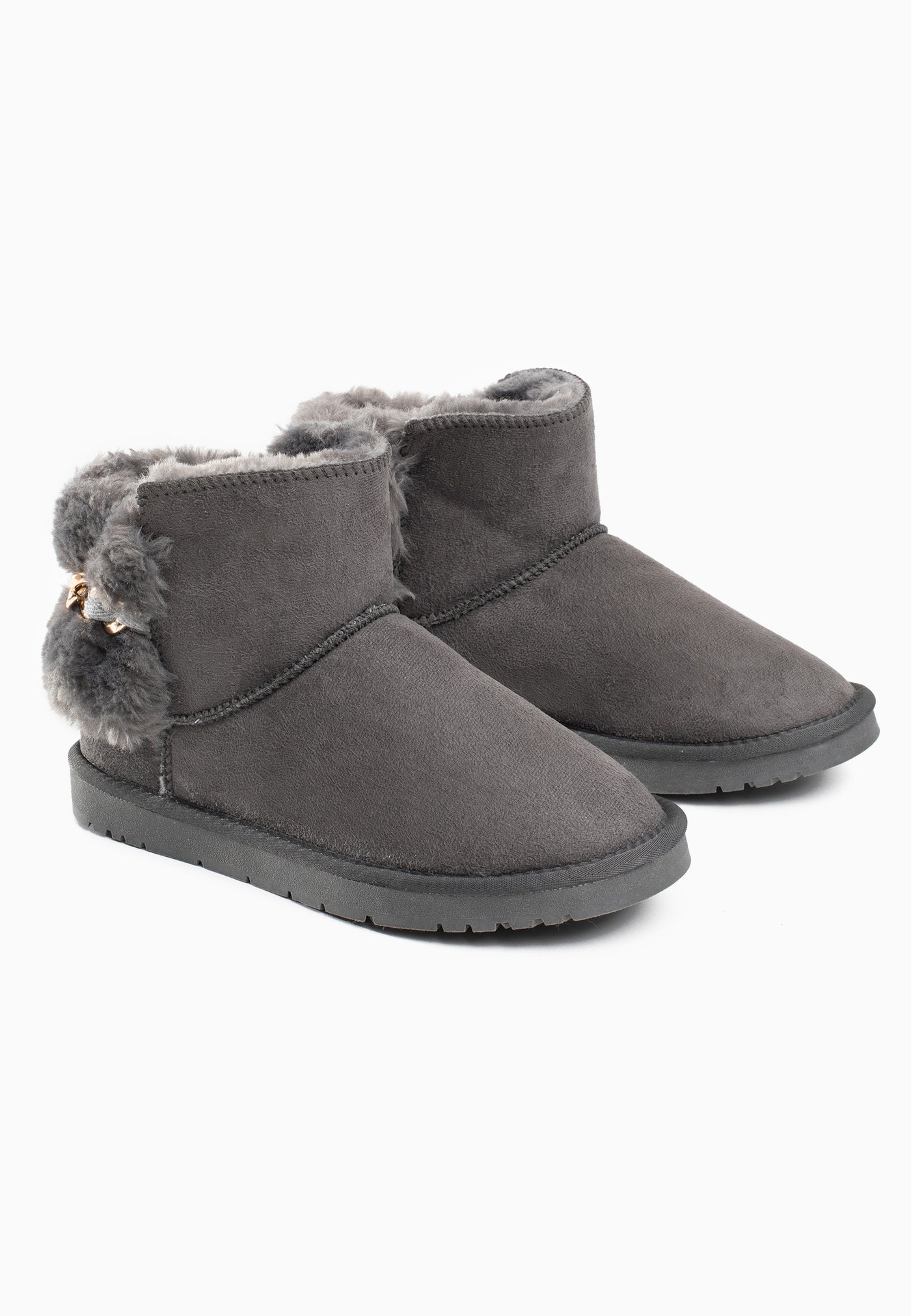 Deux bottines fourrées Calix gris foncé posées de trois-quarts, chaîne dorée au col