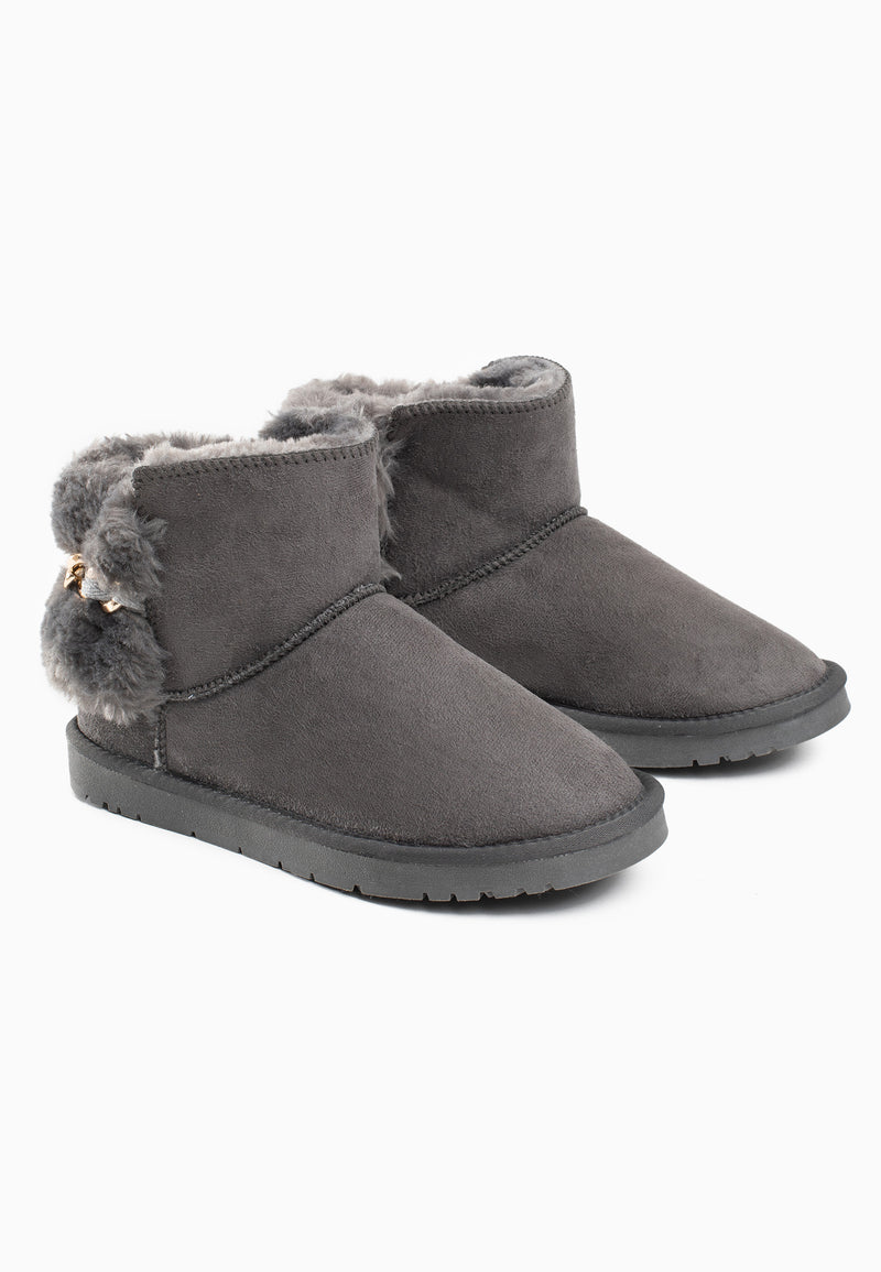 Deux bottines fourrées Calix gris foncé posées de trois-quarts, chaîne dorée au col