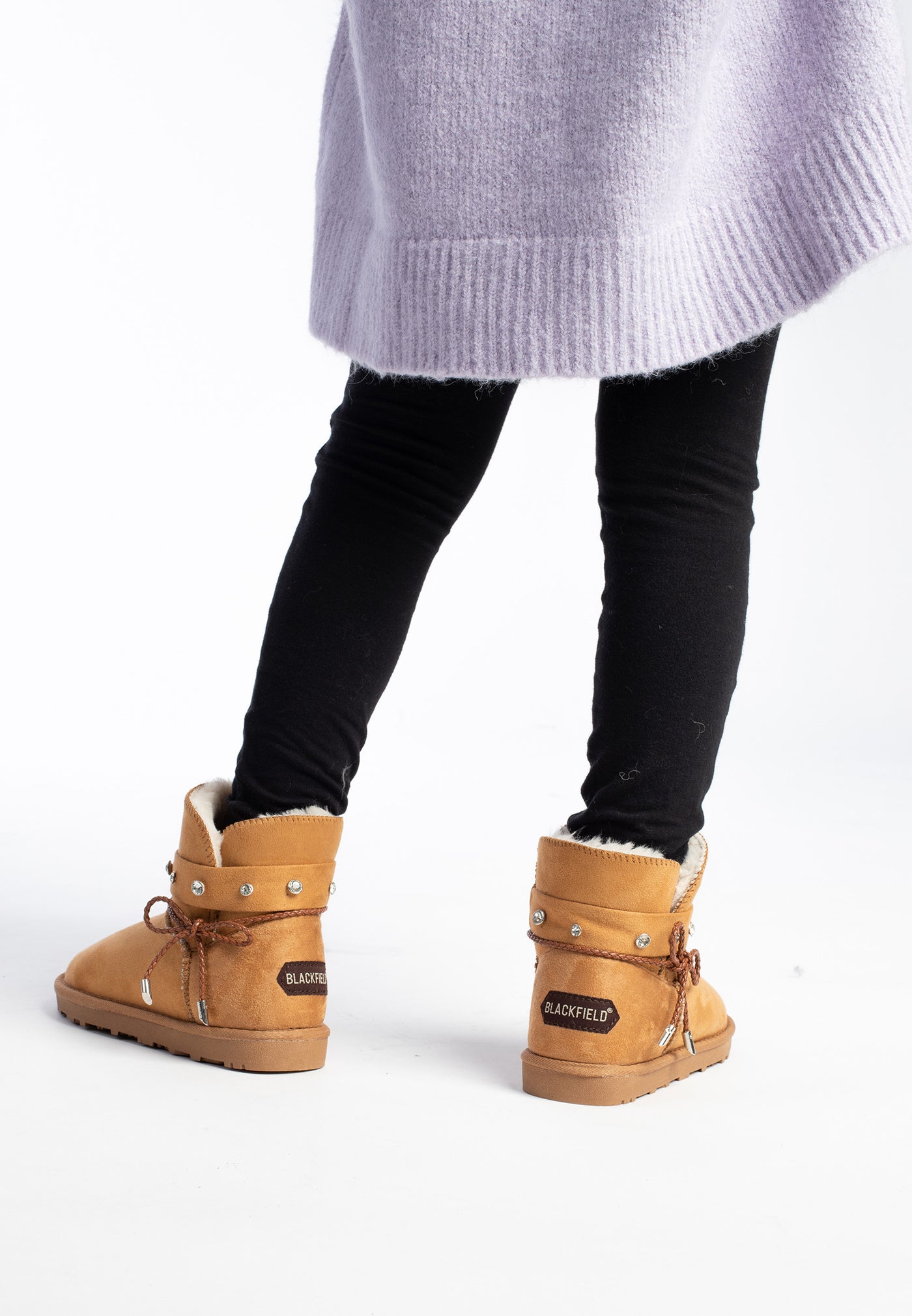Bottines fourrées Sutton camel portées de dos, cordons tressés noués sur les tiges