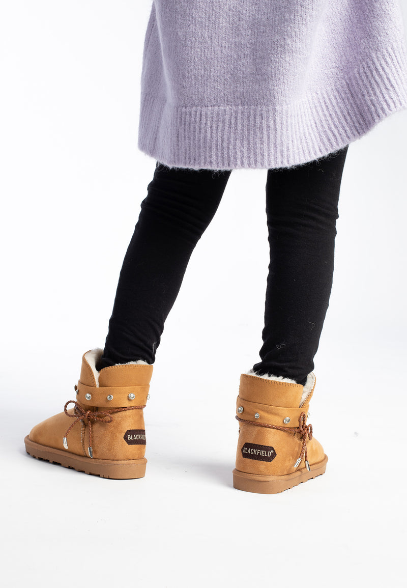 Bottines fourrées Sutton camel portées de dos, cordons tressés noués sur les tiges