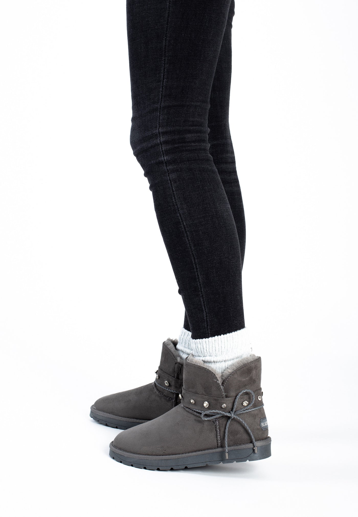 Bottines fourrées Stila gris foncé portées de profil, chaussettes blanches