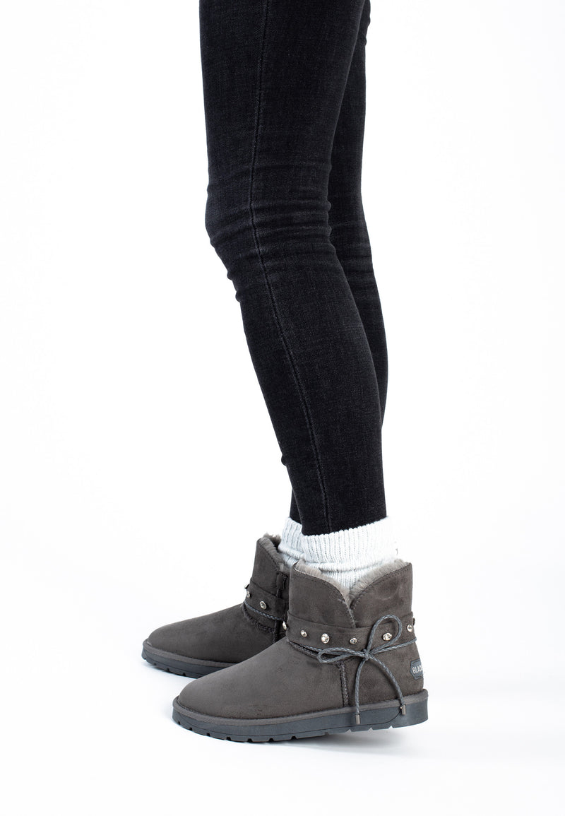 Bottines fourrées Stila gris foncé portées de profil, chaussettes blanches