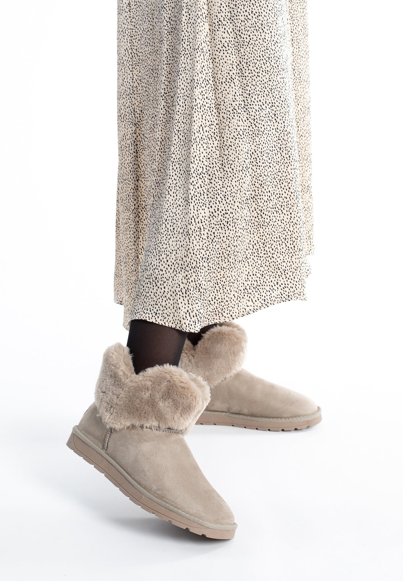 Bottines fourrées Olivia gris clair portées sous une robe longue mouchetée, revers replié