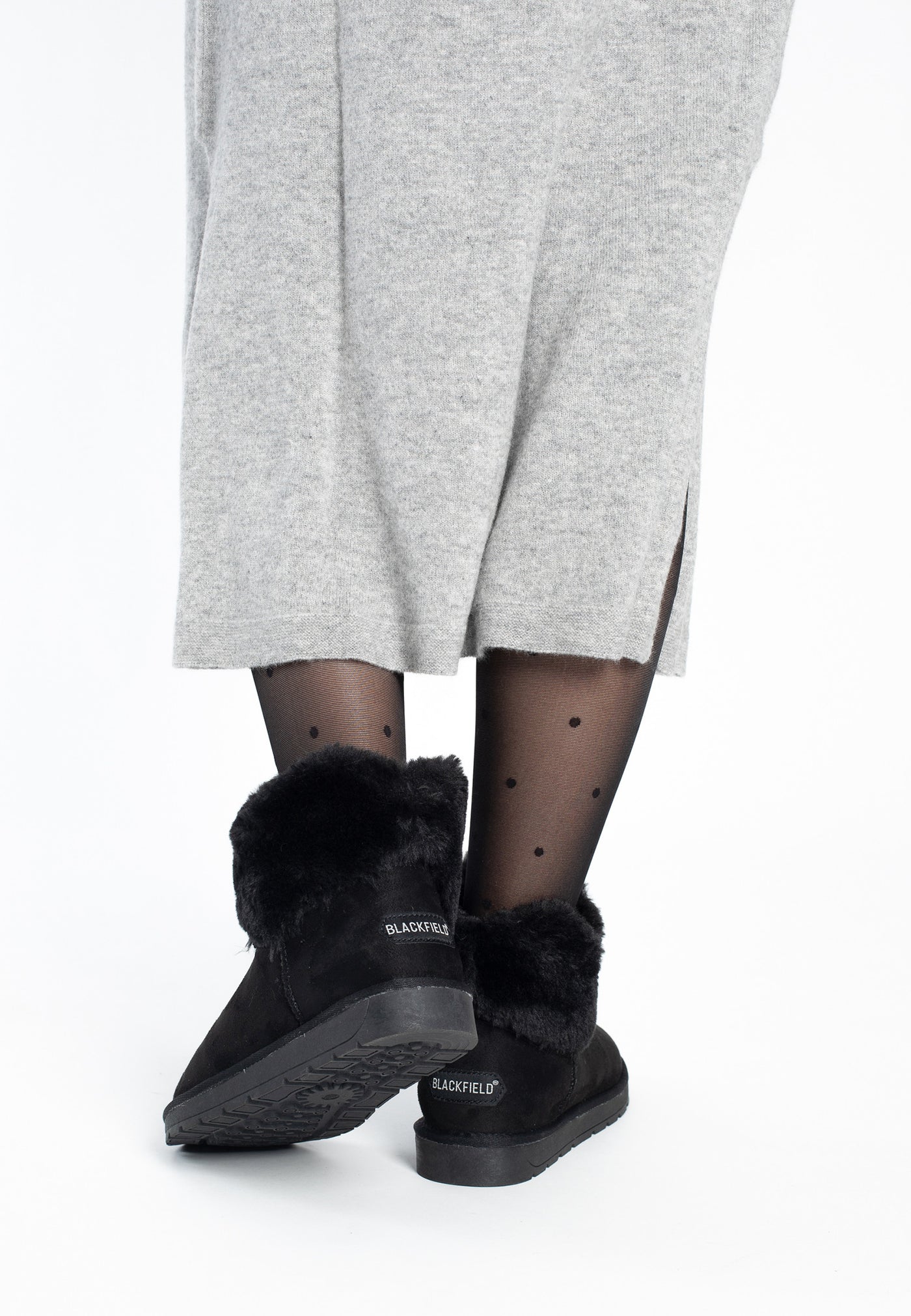 Bottines fourrées Olivia noires vues de dos, semelle crantée et étiquette claire au talon