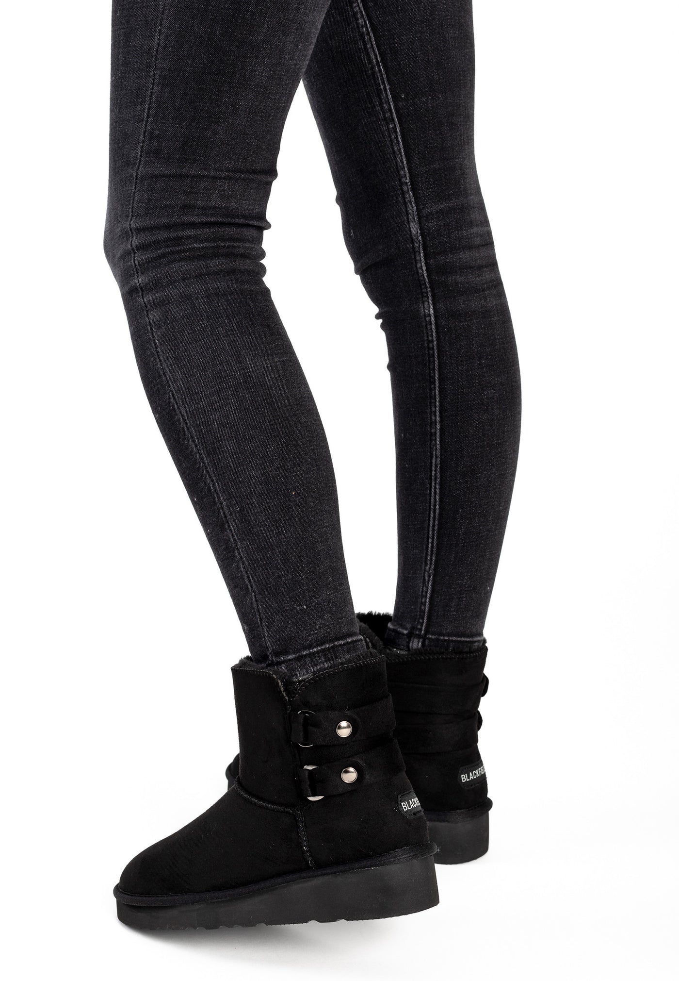 Bottines fourrées Oceana noires portées avec un jean sombre, chevilles couvertes