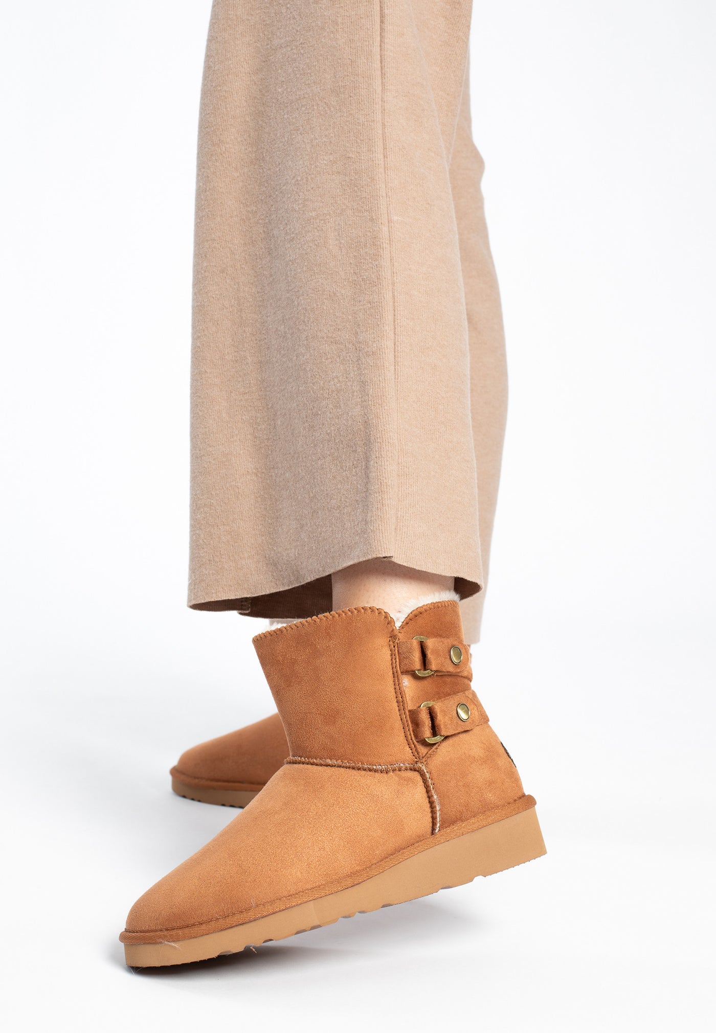 Bottines fourrées Oceana camel portées sous un pantalon large couleur sable