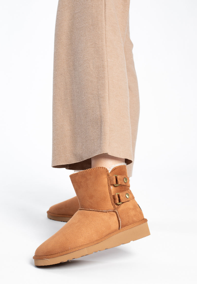 Bottines fourrées Oceana camel portées sous un pantalon large couleur sable