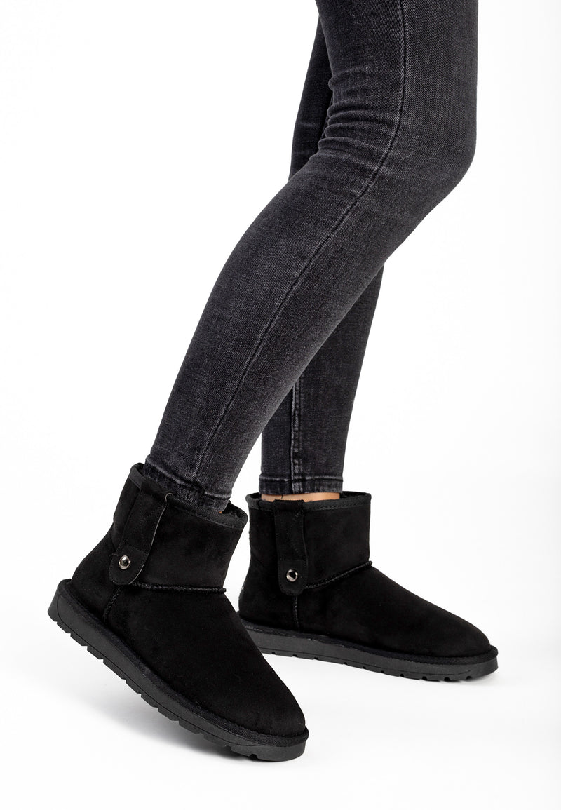 Bottines fourrées Missie noires portées avec un jean gris délavé, une bottine levée