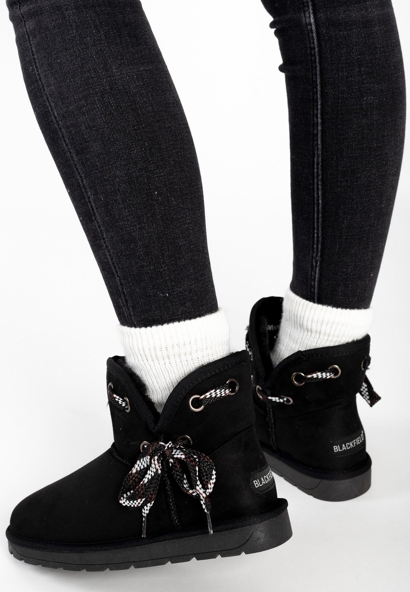 Bottines fourrées Mikasa noires portées de dos, chaussettes blanches repliées sur la tige