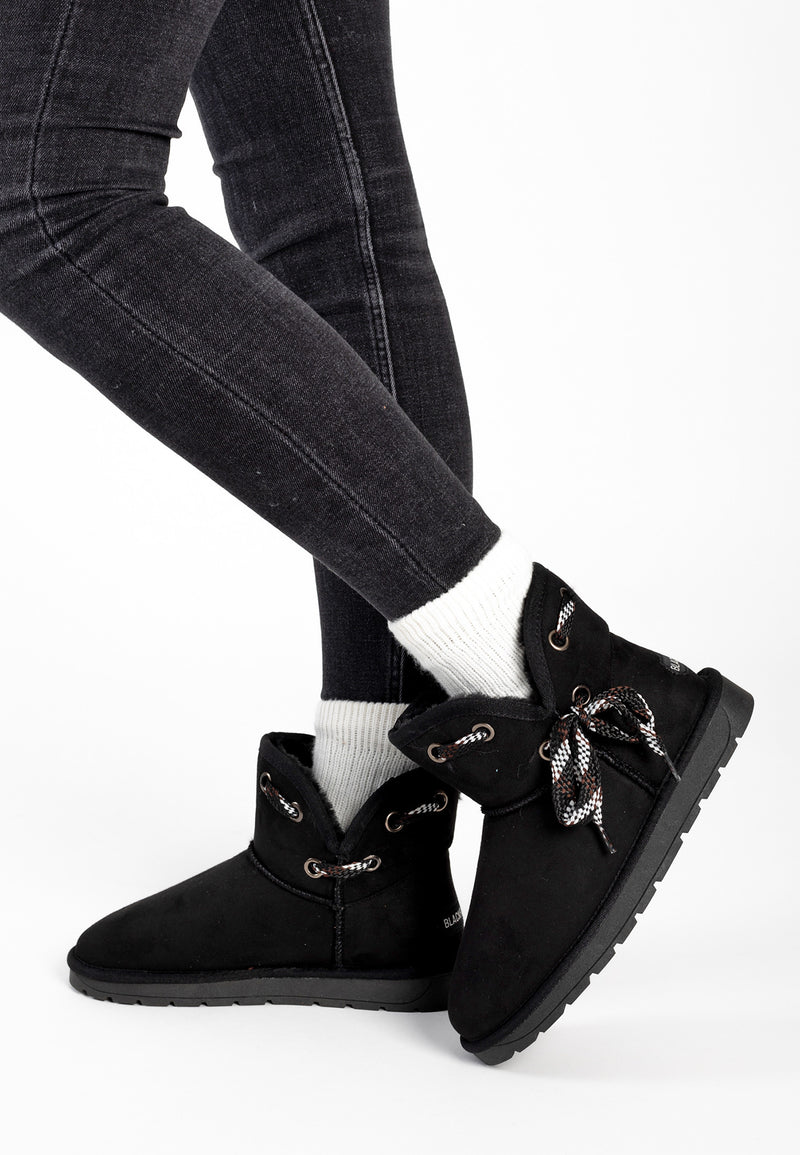 Bottines fourrées Mikasa noires à lacet multicolore, portées avec des chaussettes blanches