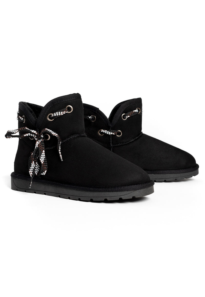 Paire de bottines fourrées Mikasa noires vue de trois-quarts, lacets à damier noués