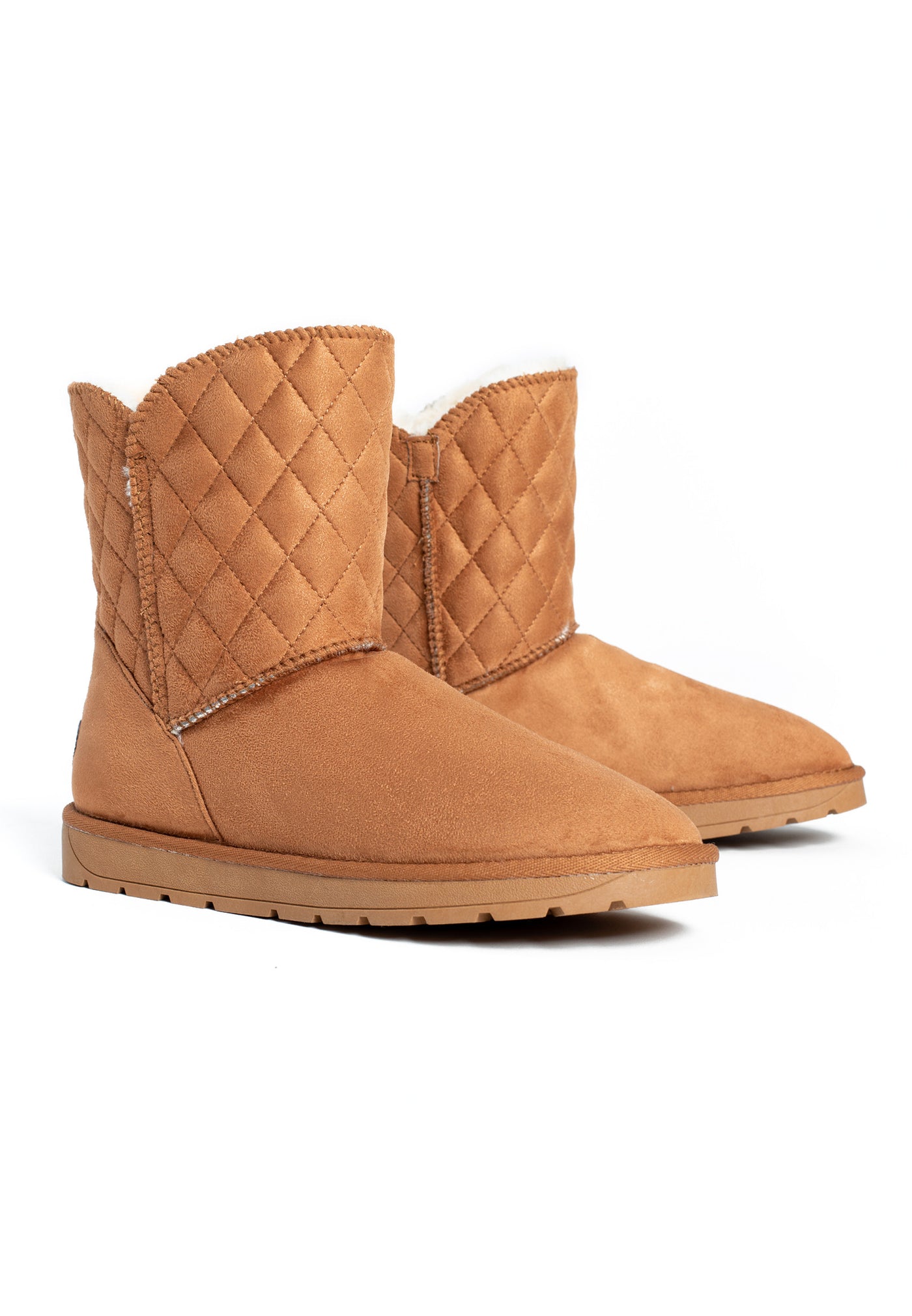 Paire de bottines fourrées Maelis camel de trois-quarts, tiges matelassées en losanges