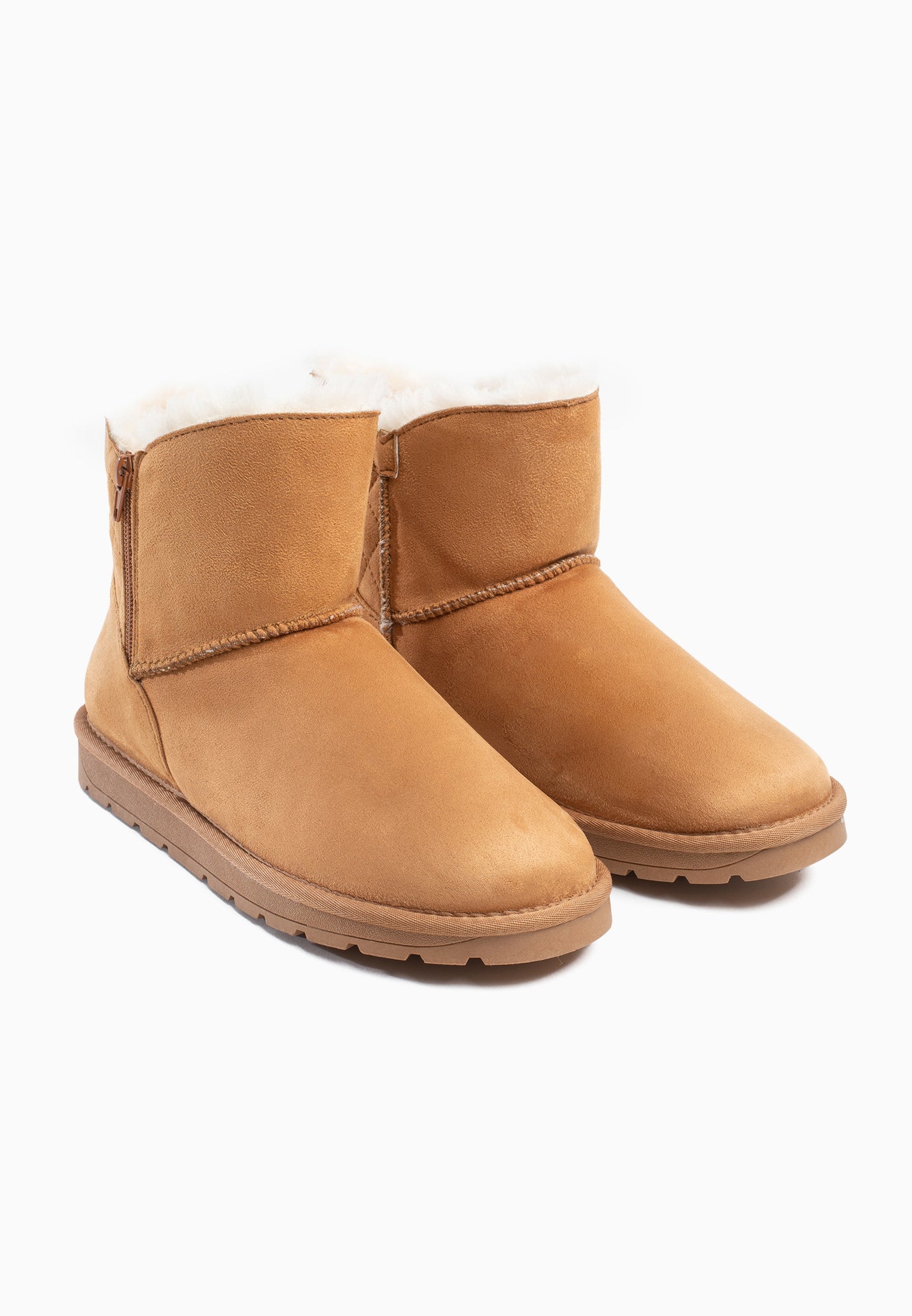 Paire de bottines fourrées Lena camel de trois-quarts, cols de fausse fourrure crème