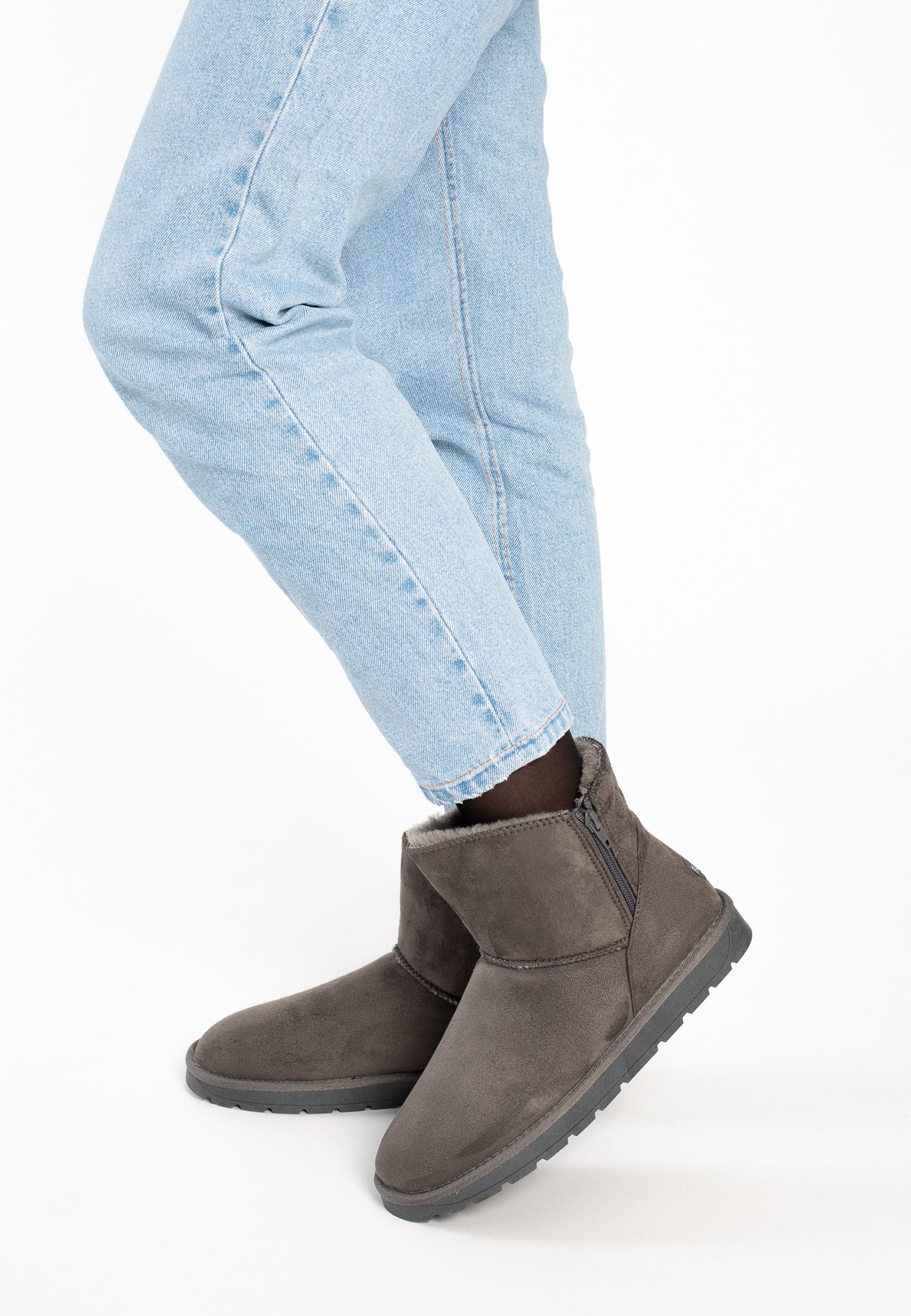 Bottines fourrées Lena gris foncé portées sous un jean clair, vues de profil
