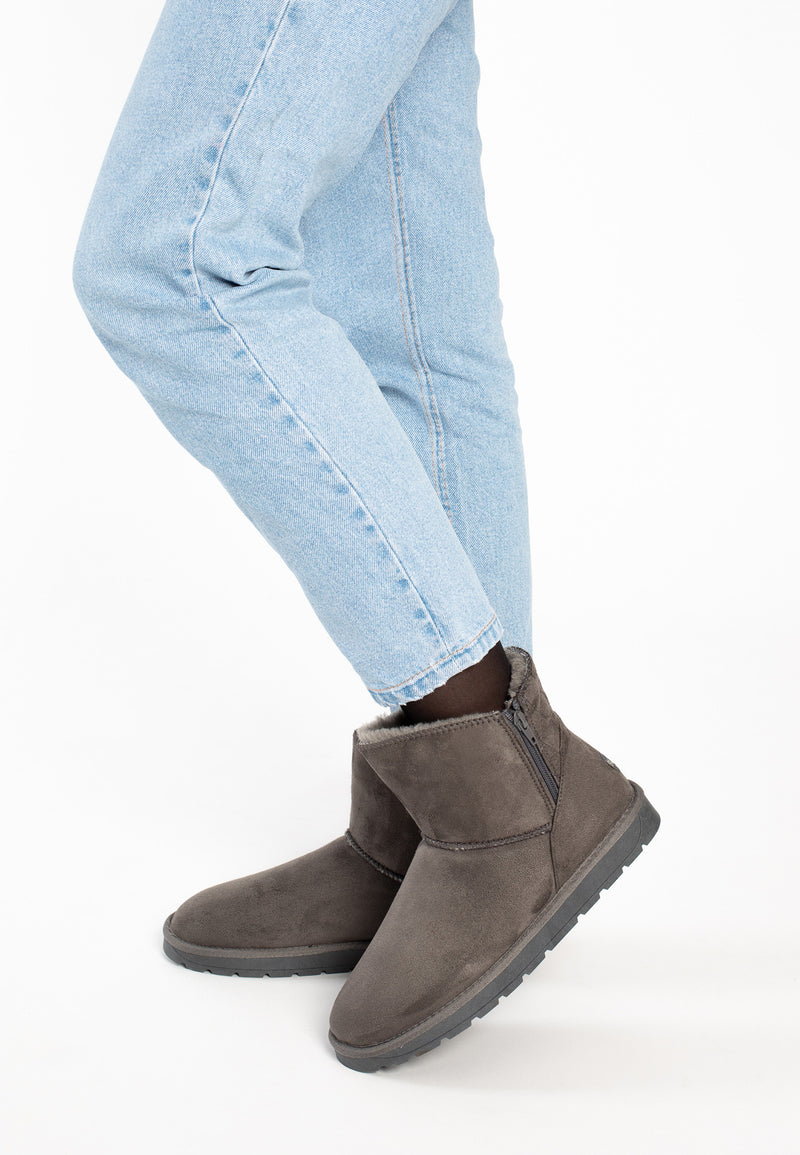 Bottines fourrées Lena gris foncé portées sous un jean clair, vues de profil
