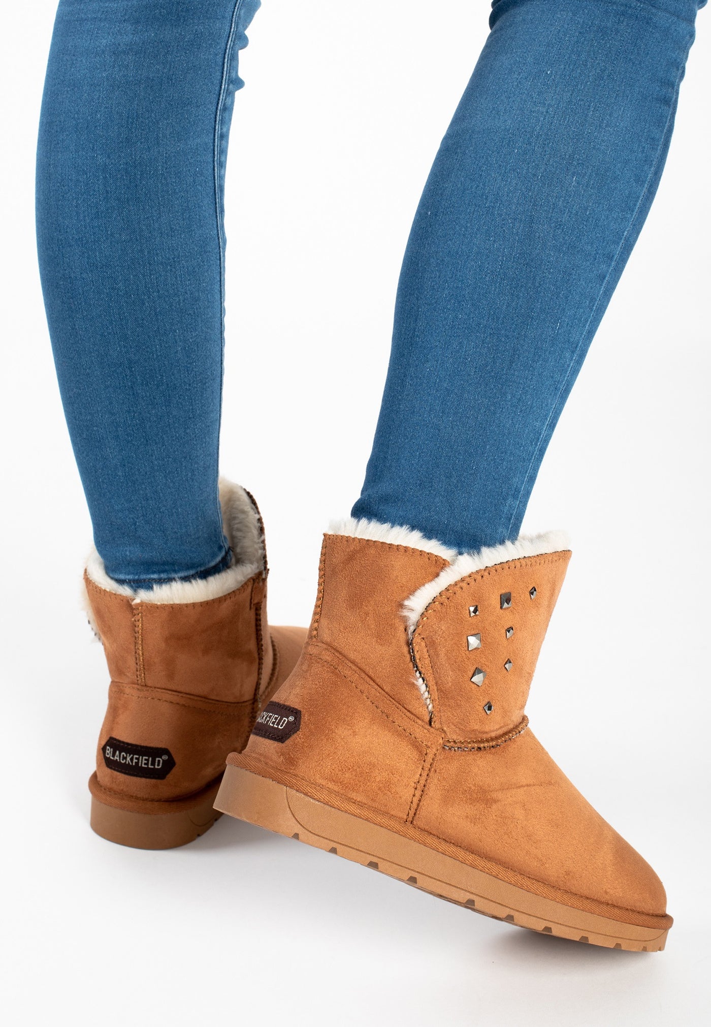 Bottines fourrées Lady camel portées avec un jean bleu, strass et étiquette au talon