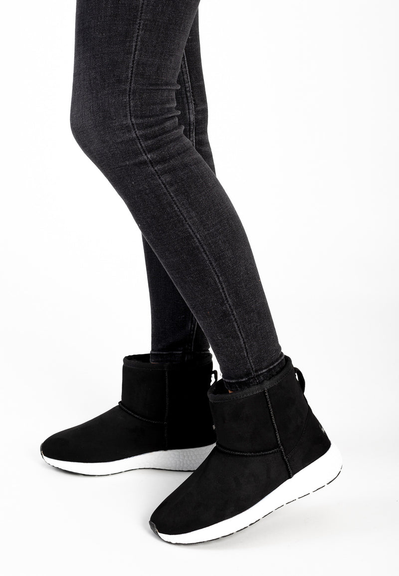 Portées avec un jean gris, les bottines fourrées Josie noires à semelle blanche
