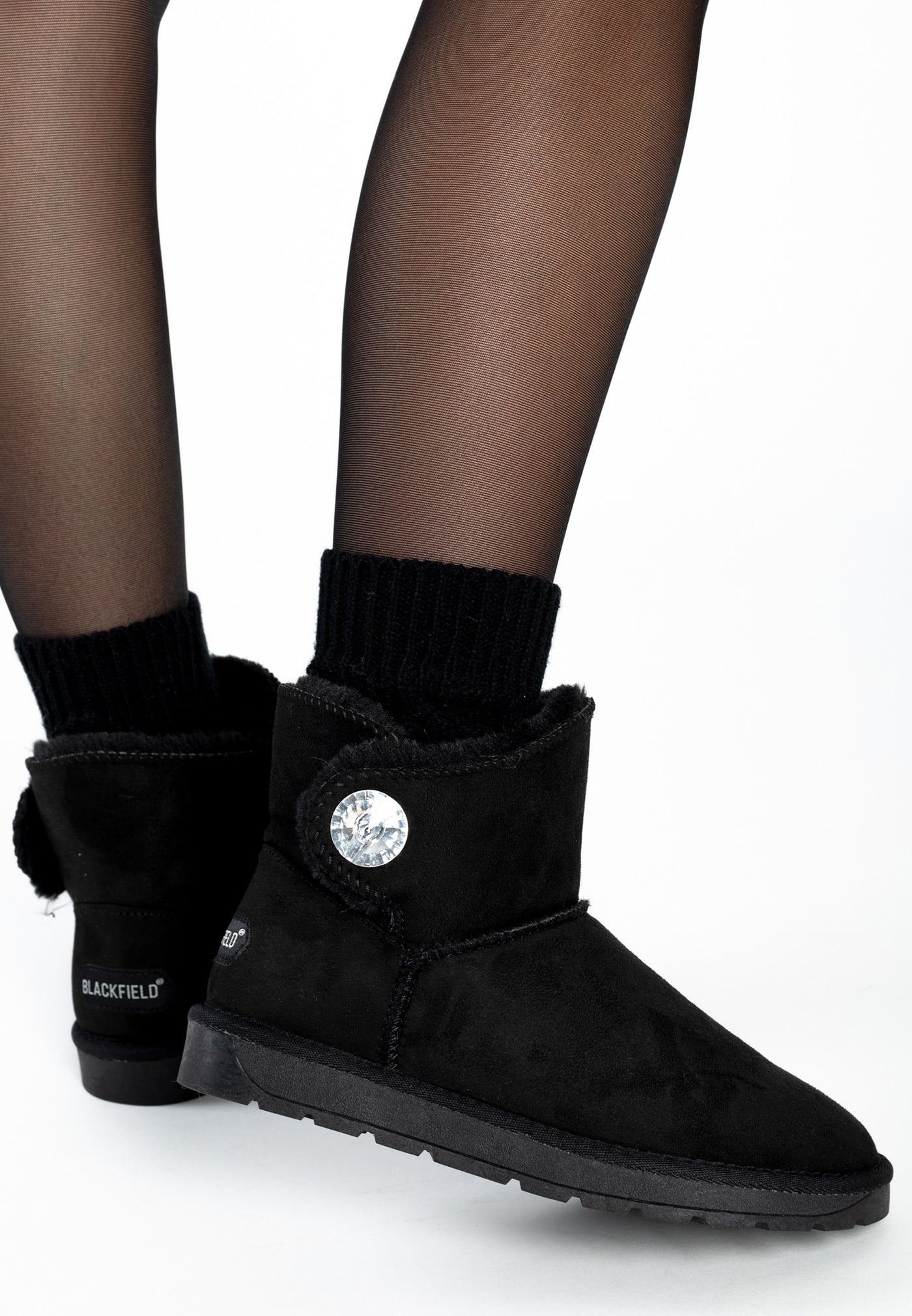 Bottine fourrée Jana noire de près, chaussettes côtelées noires repliées sur le col