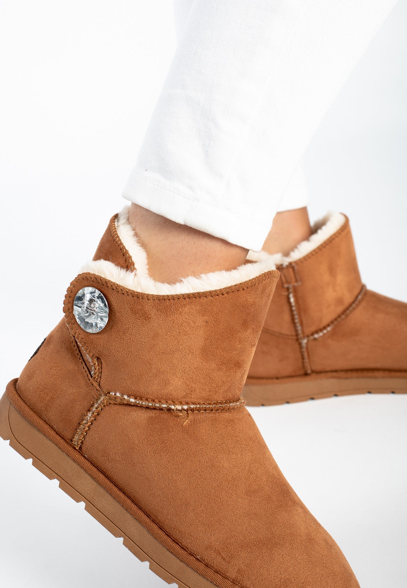Bottine fourrée Jana camel vue de près sous un jean blanc, doublure crème au col