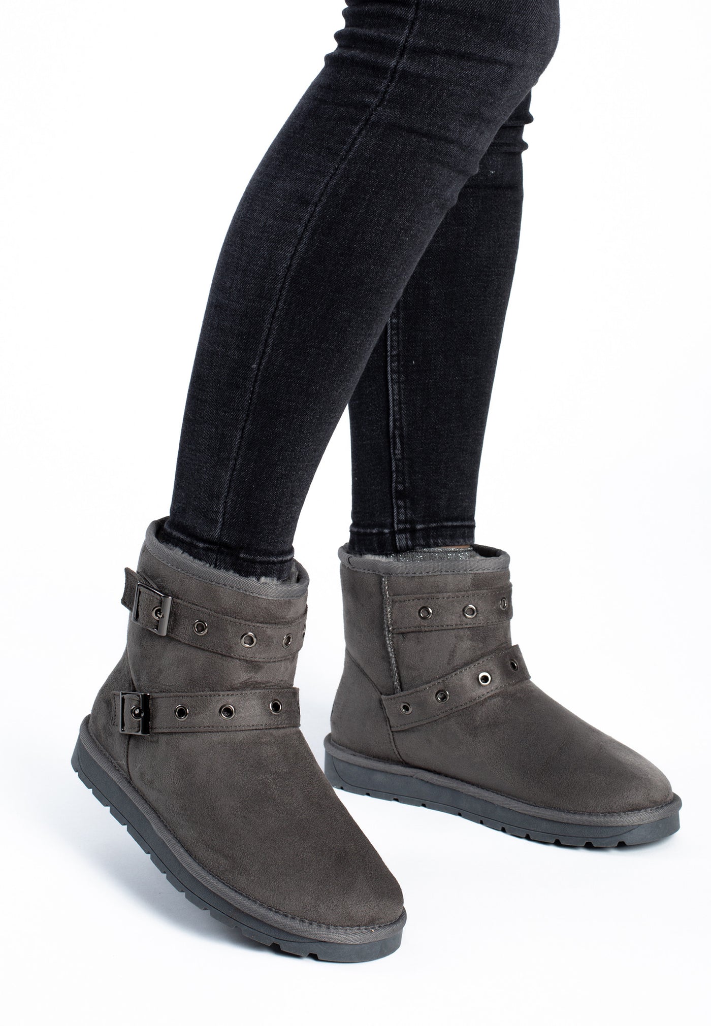 Bottines fourrées Erendele gris foncé portées avec un jean sombre, vues en marche