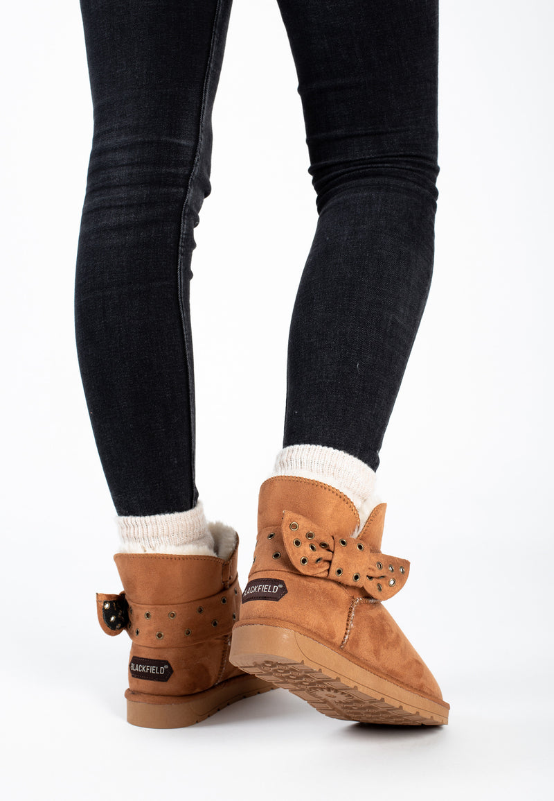 Bottines fourrées Eren camel portées avec des chaussettes côtelées, vues de dos