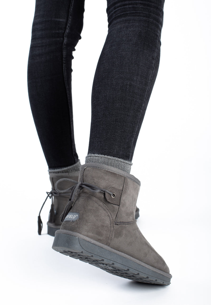Bottines fourrées Ellaria gris foncé portées avec un jean sombre et des chaussettes grises