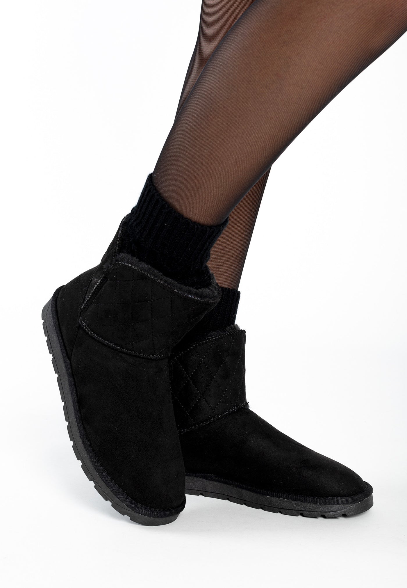 Bottines fourrées Choup noires portées avec des chaussettes côtelées sur collants