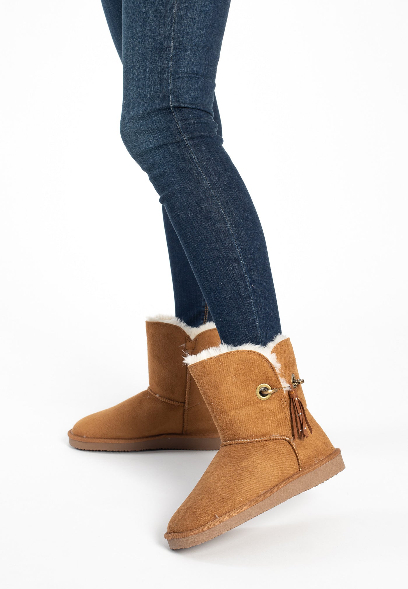 Bottines fourrées Clair camel portées avec un jean, doublure crème à l'ouverture