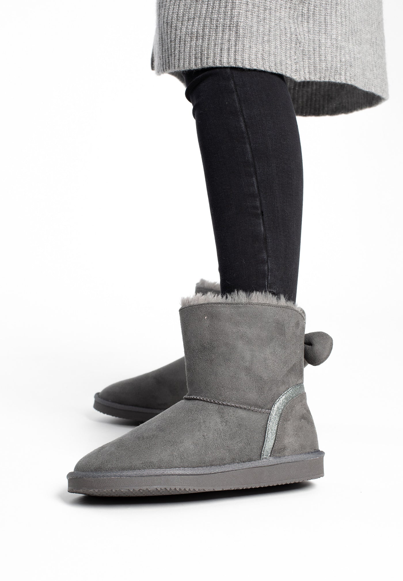 Bottines fourrées Champlain gris foncé portées avec un legging noir et un pull long