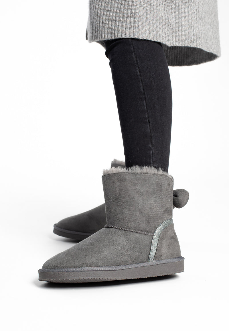 Bottines fourrées Champlain gris foncé portées avec un legging noir et un pull long