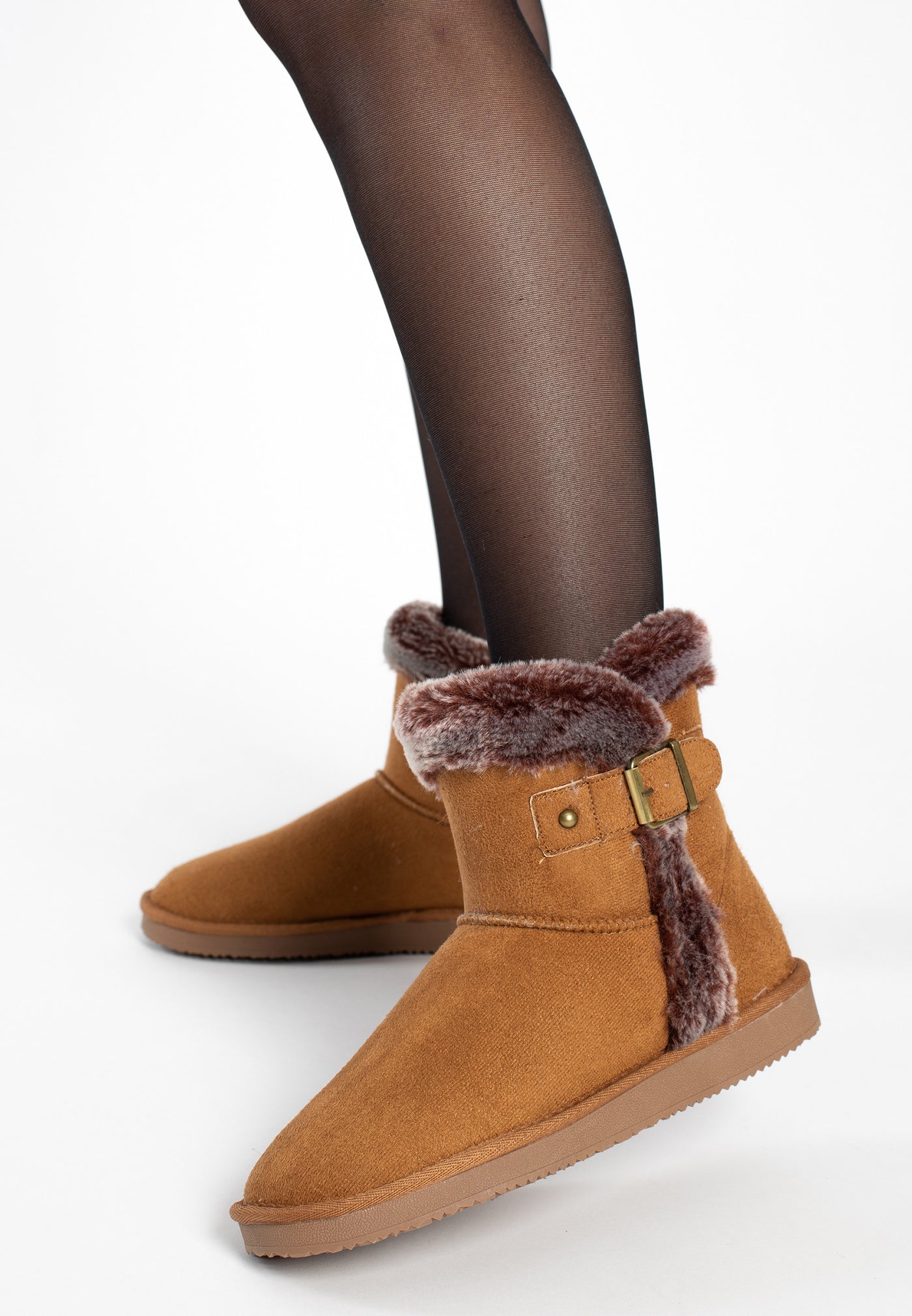 Bottines fourrées Anthabasca camel portées avec un collant noir, col prune replié