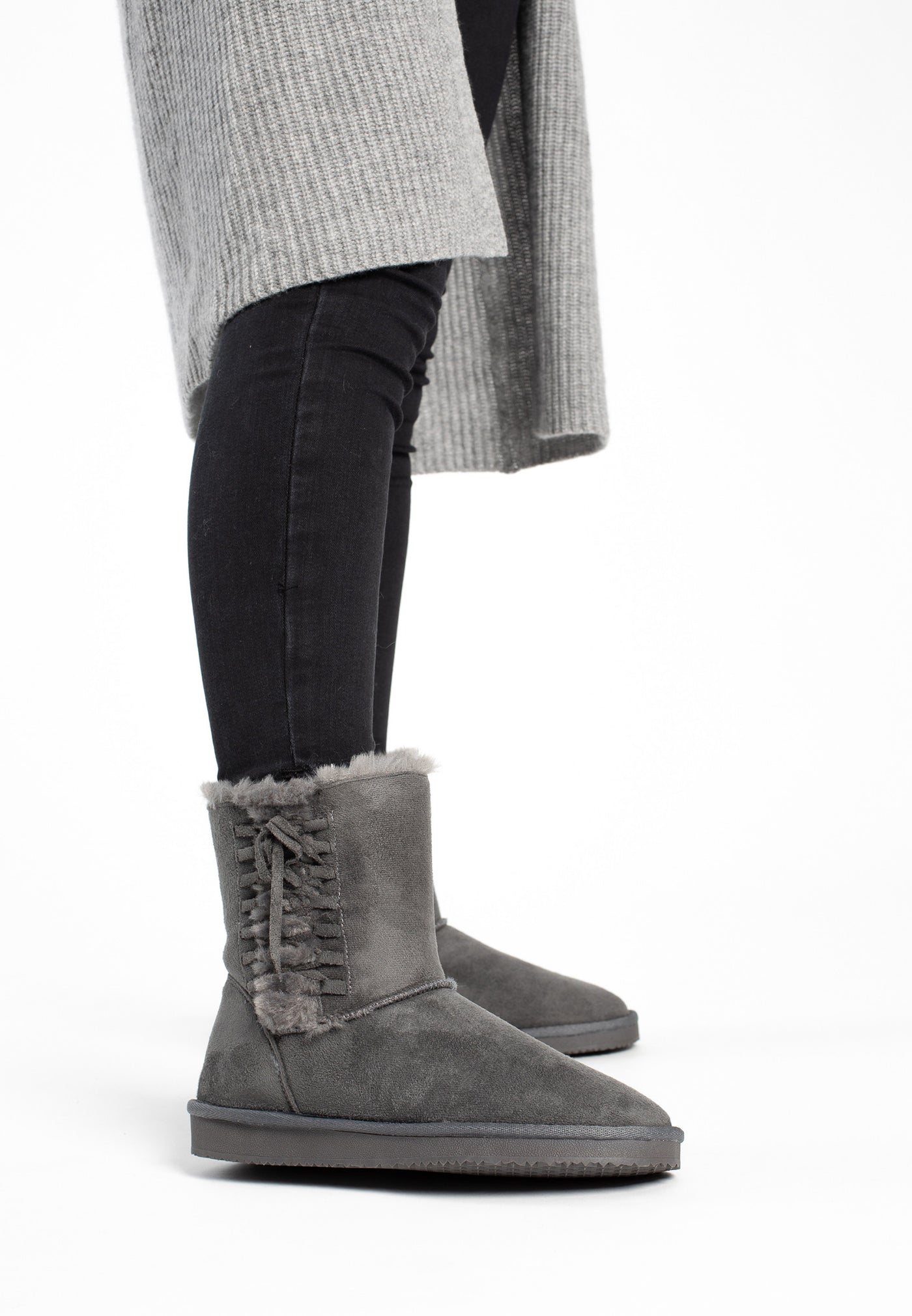 Bottines fourrées Nueltin gris foncé portées avec un jean sombre et un long gilet