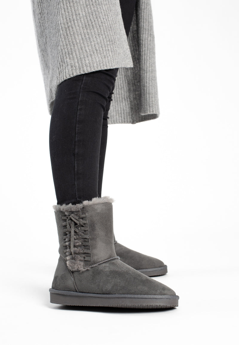 Bottines fourrées Nueltin gris foncé portées avec un jean sombre et un long gilet
