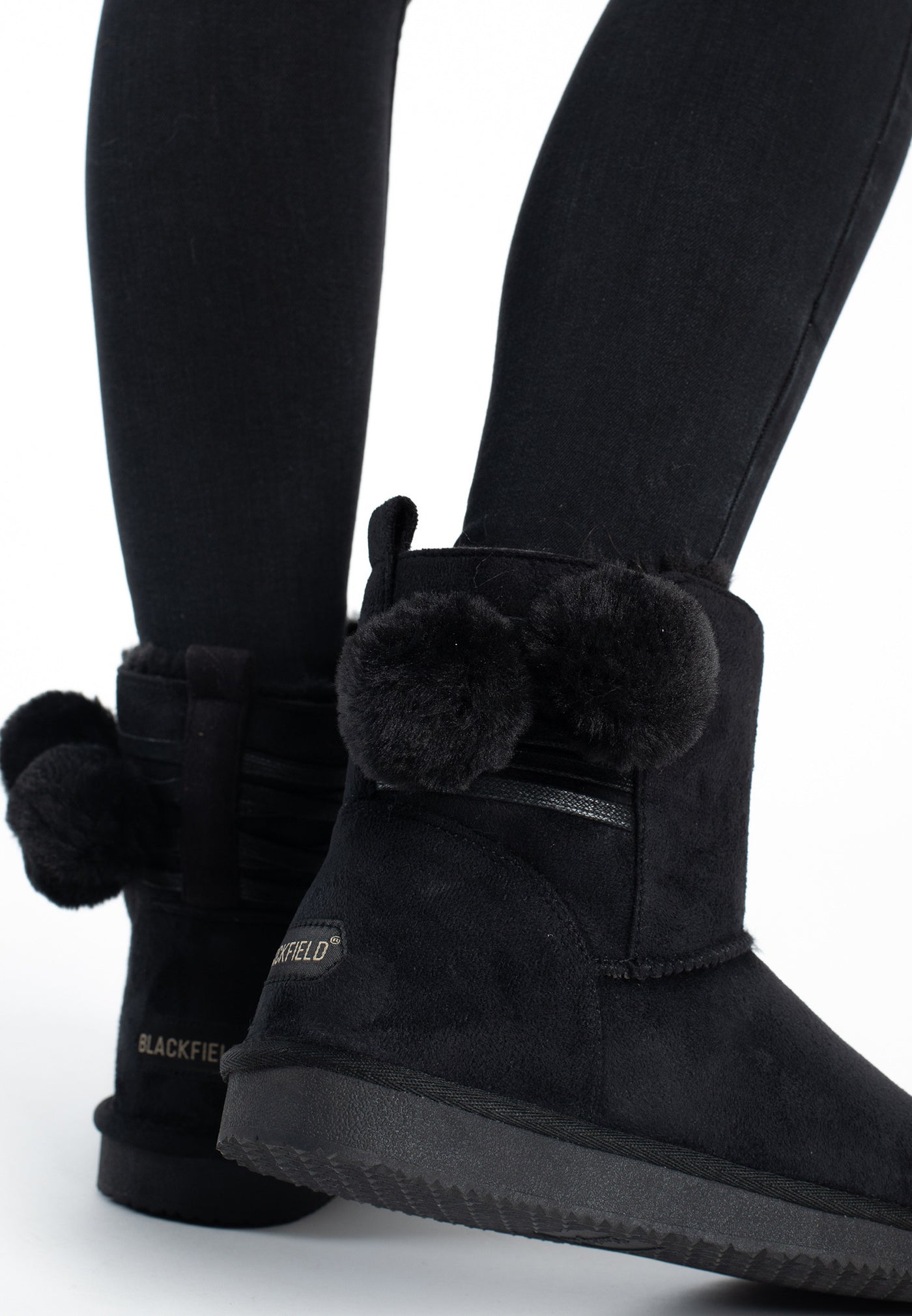 Bottines fourrées Winnipeg noires portées de dos, plaques dorées aux talons